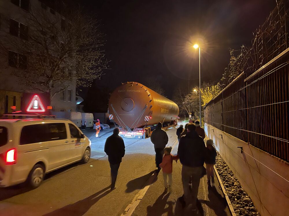 Die örtliche Bevölkerung hat den Spezialtransport mit grossem Interesse verfolgt.